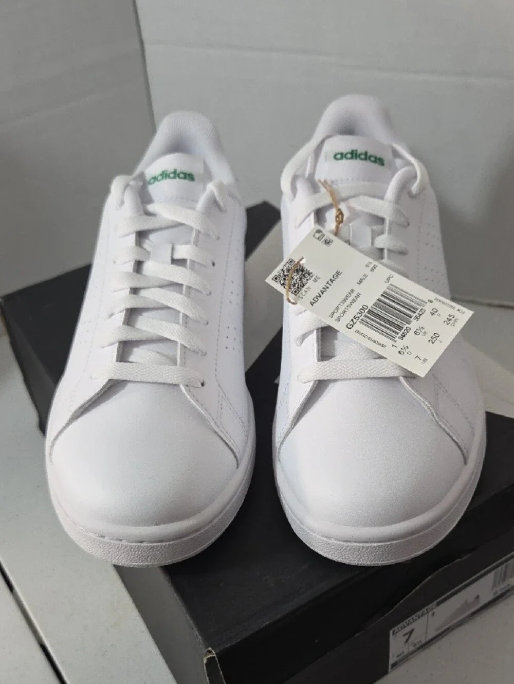 adidas Sz 7 Mens White Sneakers with Green Heel Tab